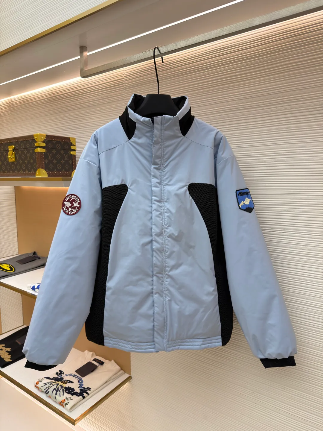 LOUIS VUITTON double-sided turtleneck jacket with badge logo ●Original version: Purchased and developed by 24038 ●Item number: 1682249-C30 ●Fabric: cotton fabric ●Technology: made on positioning cutting machine ●Color: blue/black ●Version: fitted version ●Weight: about 920 grams ●Size: 46-48-50-52 ●Description: This color-blocked outdoor jacket is made of professional outdoor functional fabrics. The main body is made of high-density nylon windproof fabric. It has been treated with three-proof technology and has waterproof, oil-proof, and anti-static properties. The fabric has strong dimensional stability and is not easy to deform after being pre-shrunk. The body is spliced ​​with black breathable mesh fabric. The mesh is woven with warp knitting technology. It has uniform pore size and excellent toughness, which not only enhances the visual layering but also improves the breathability of the wearer. The black splicing parts of the collar and cuffs are made of elastic rib fabric. After shaping treatment, it has good elasticity and fits the body shape without being tight. The badge logo is made using a composite process of heat transfer and embroidery. The color of the pattern is firm and the embroidery stitches are dense. The hardware accessories are all made of custom-made alloy and have been sandblasted and matte. The zippers are hidden in design, combined with three-dimensional tailoring and seamless gluing technology to make the overall shape crisp. The details take into account both functionality and design beauty, showing the quality of precision workmanship. The overall wiring is straight and delicate, the fabric is comfortable and soft, and the color is consistent without color difference. It can be matched with the same style to create a fashionable look and control various occasions. Customized accessories, complete with three standards, same style for men and women!